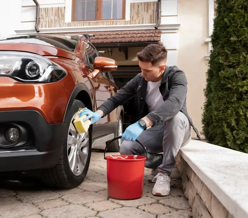 Lavage auto à domicile Fontiers-Cabardès : professionnel intervenant sur un véhicule